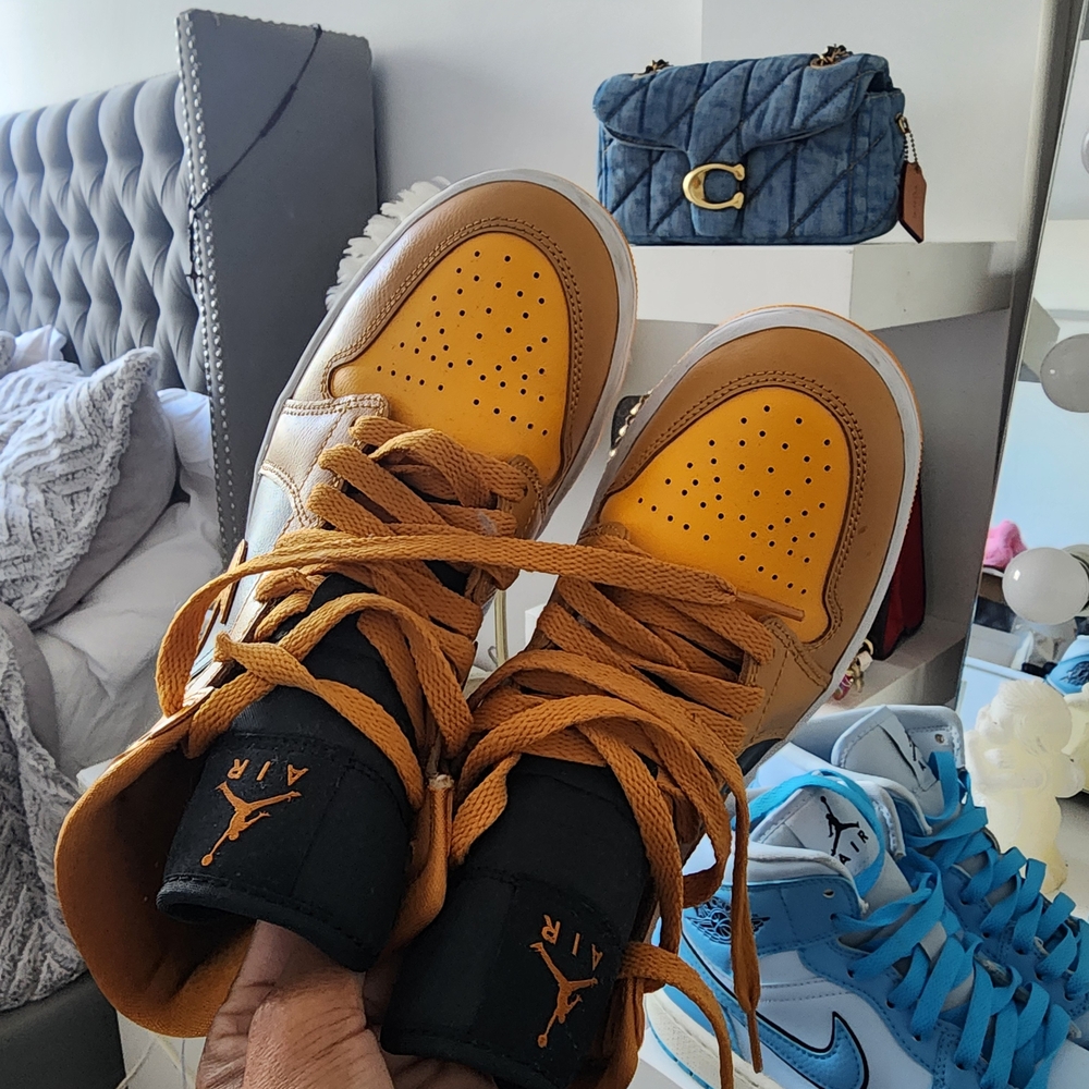 Jordan Kids' Yellow and Black Sneakers